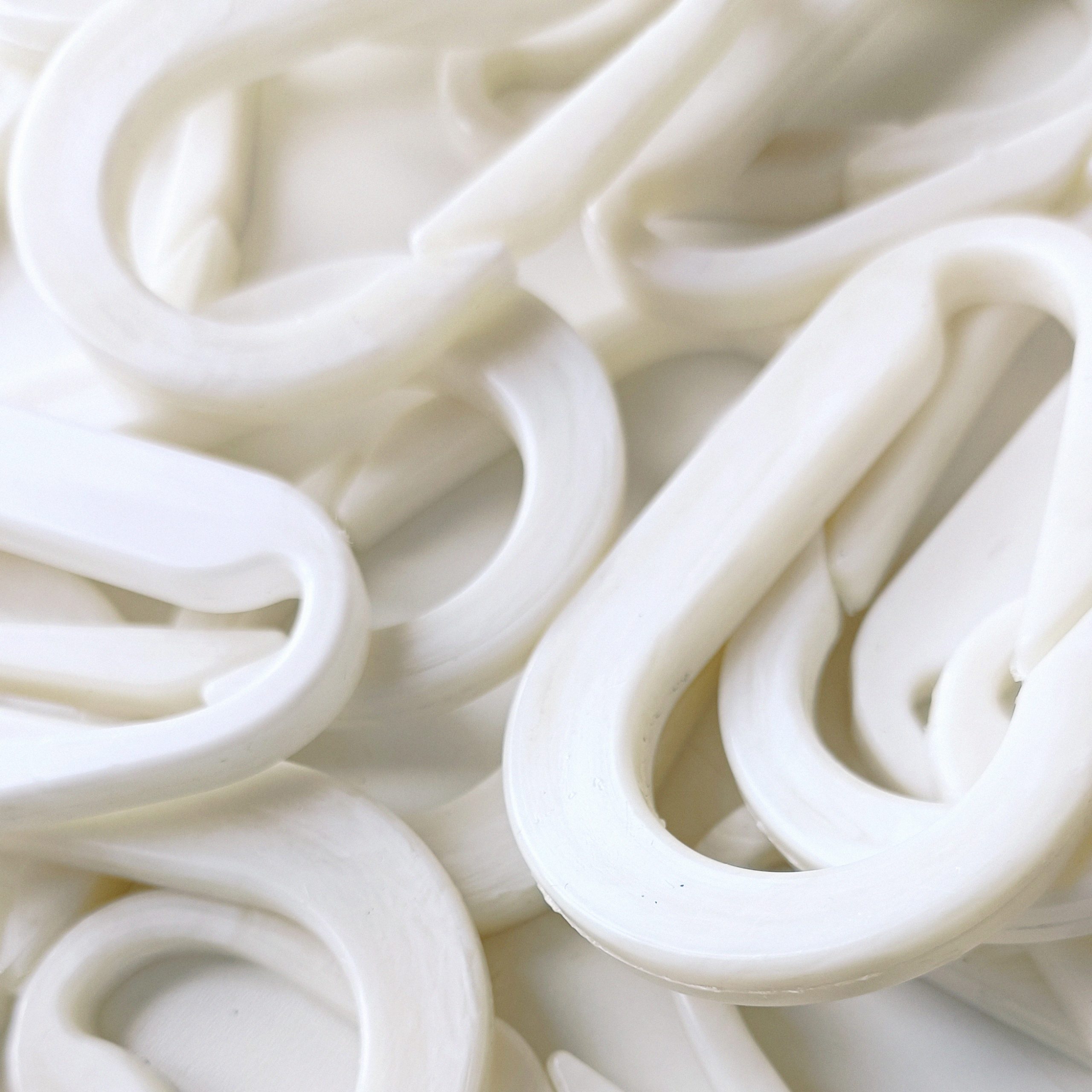 Mousquetons blancs en plastique recyclé, réalisés par SAMJI pour White Canvas