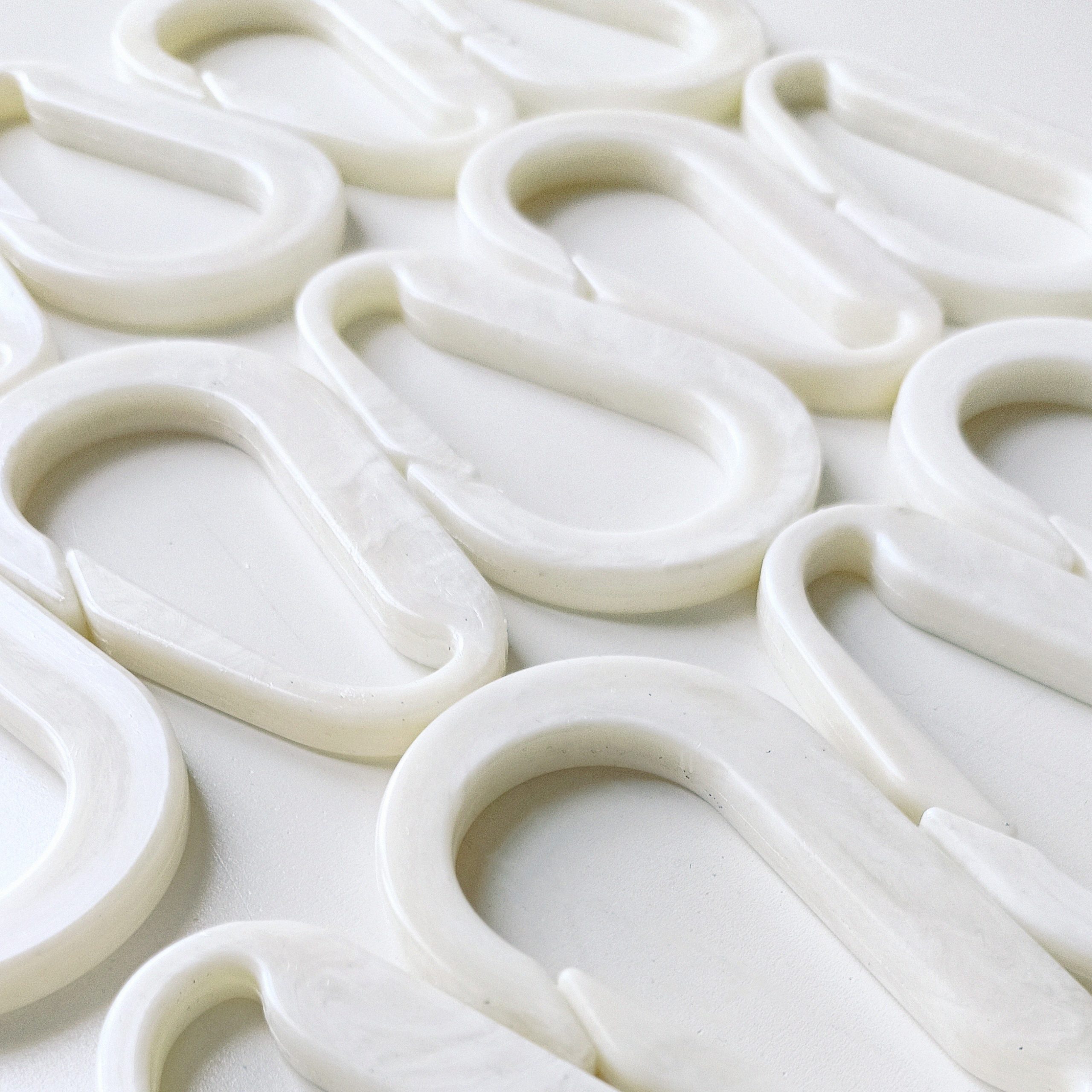 Série de mousquetons blancs fabriqués à partir de plastique recyclé par SAMJI