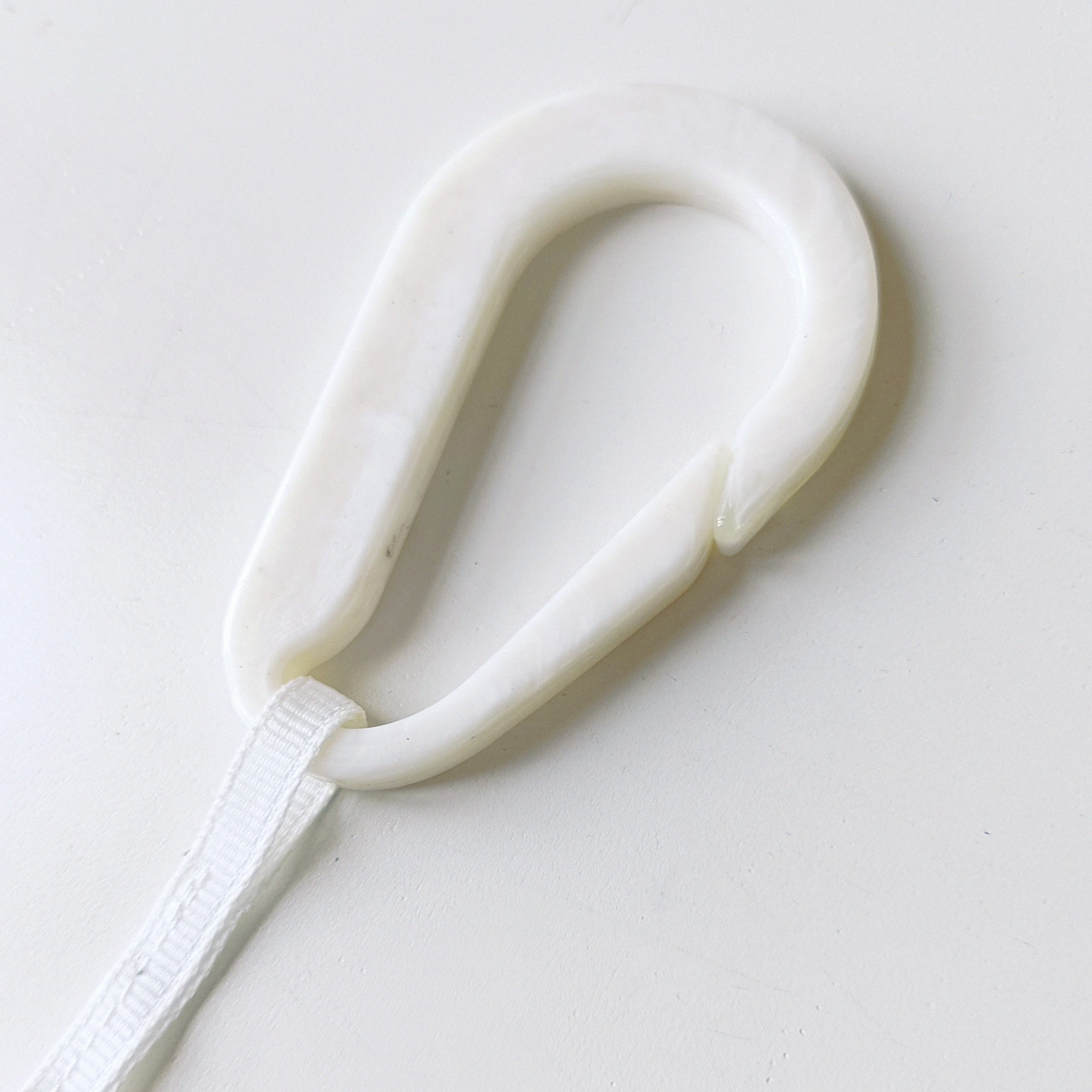 Mousqueton recyclé blanc – Accessoire textile éco-responsable