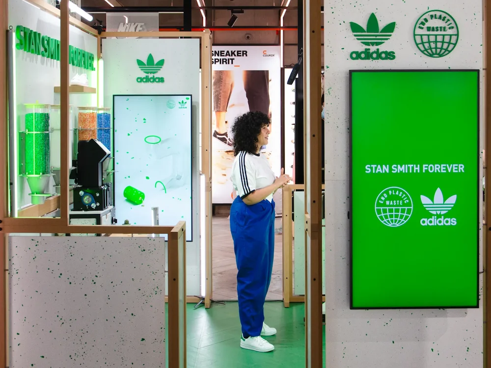 Stand Adidas pour animation de recyclage plastique et mobilier en plastique recyclé – lancement Clean Classique.