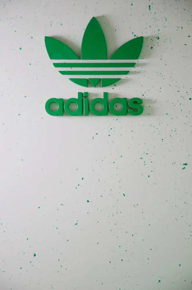 Logo Adidas sur un panneau en plastique recyclé lors du lancement de la Clean Classique.