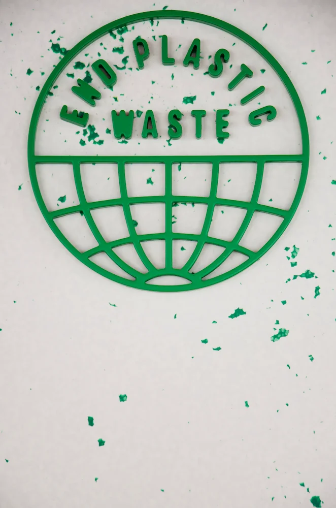 Logo "End Plastic Waste" en plastique recyclé pour l’événement Adidas Clean Classique.