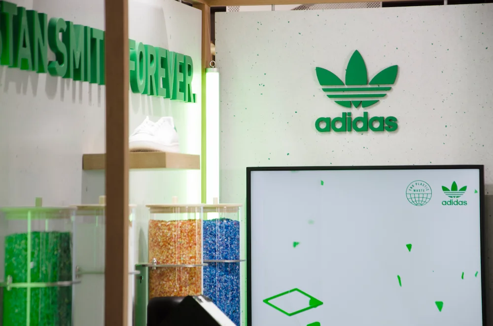 Animation et mobilier Adidas en plastique recyclé pour lancement de la Clean Classique.