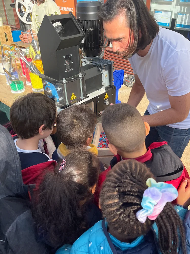 Atelier de sensibilisation au recyclage à Évry avec SAMJI, stand de transformation plastique.