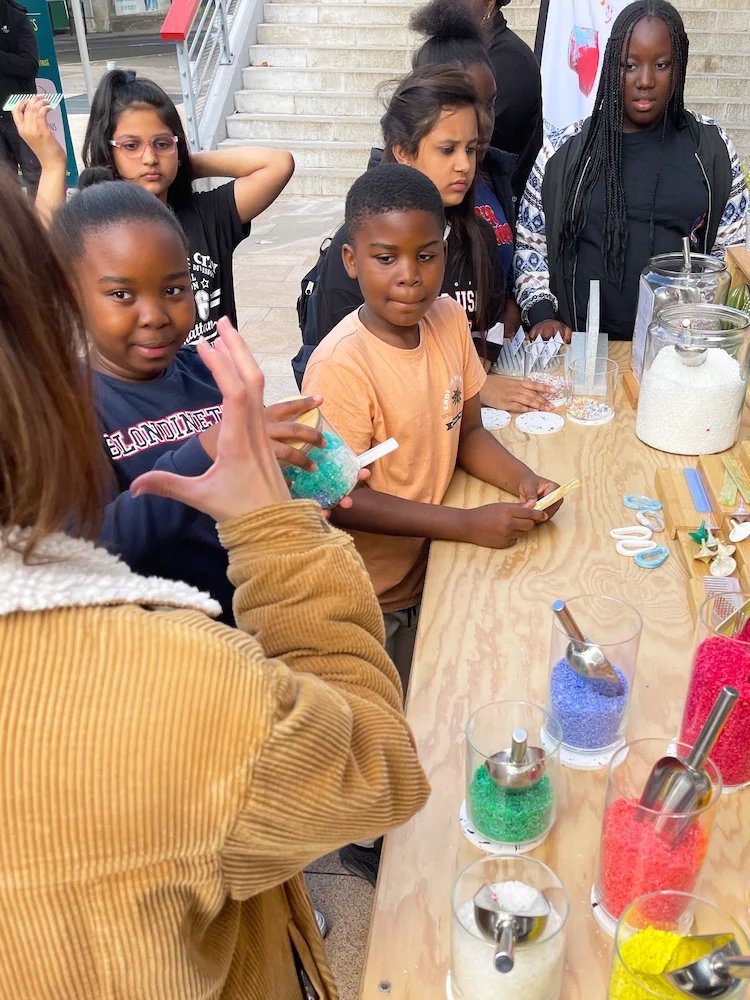 Animation ludique de recyclage plastique pour le public à Évry.