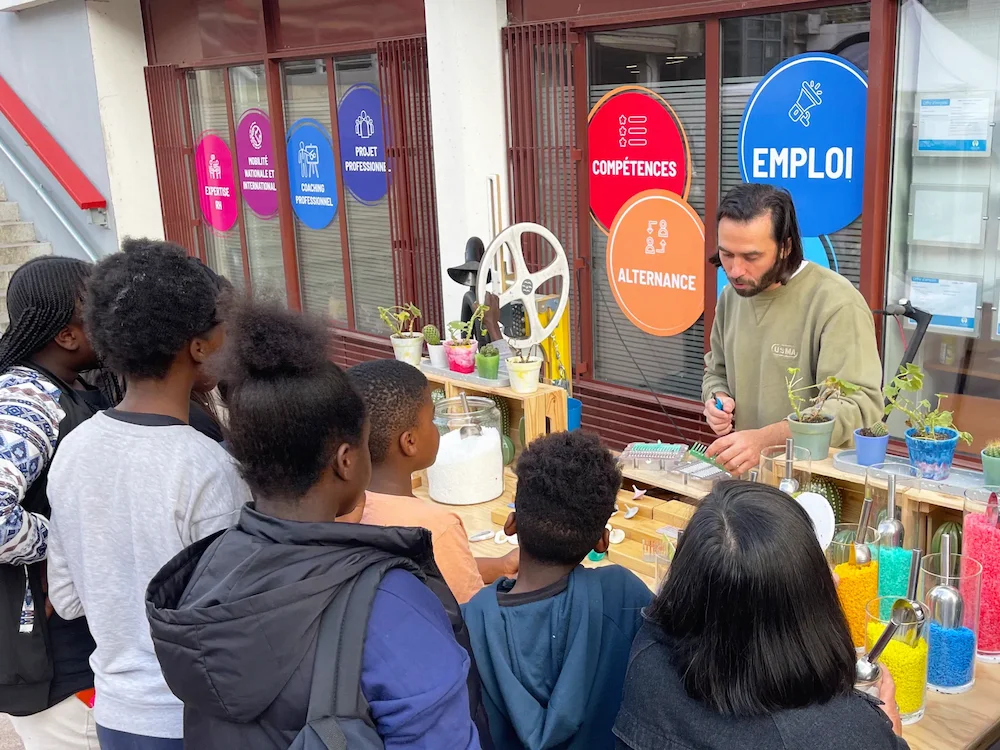 Atelier de recyclage SAMJI à Évry : fabrication de goodies en plastique recyclé.