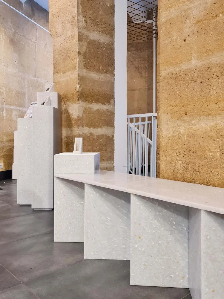 Comptoir Realme sur mesure avec animation de recyclage plastique.