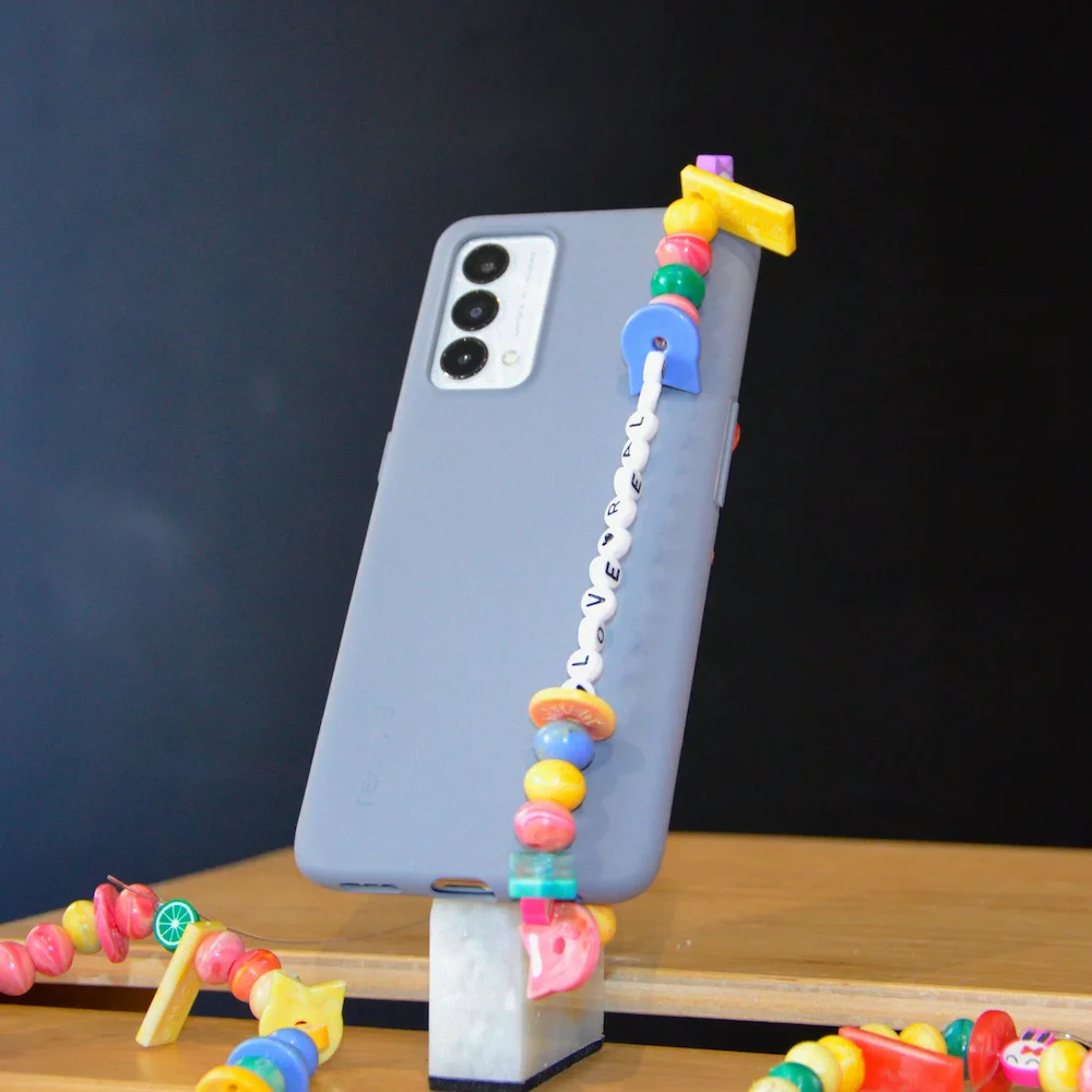 Accessoire de téléphone Realme fabriqué en plastique recyclé.
