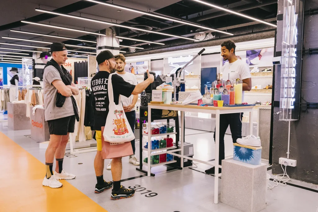 Animation recyclage avec stand Samji pour Reebok dans un pop-up store.