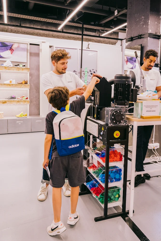 Atelier recyclage avec un enfant au pop-up Reebok.