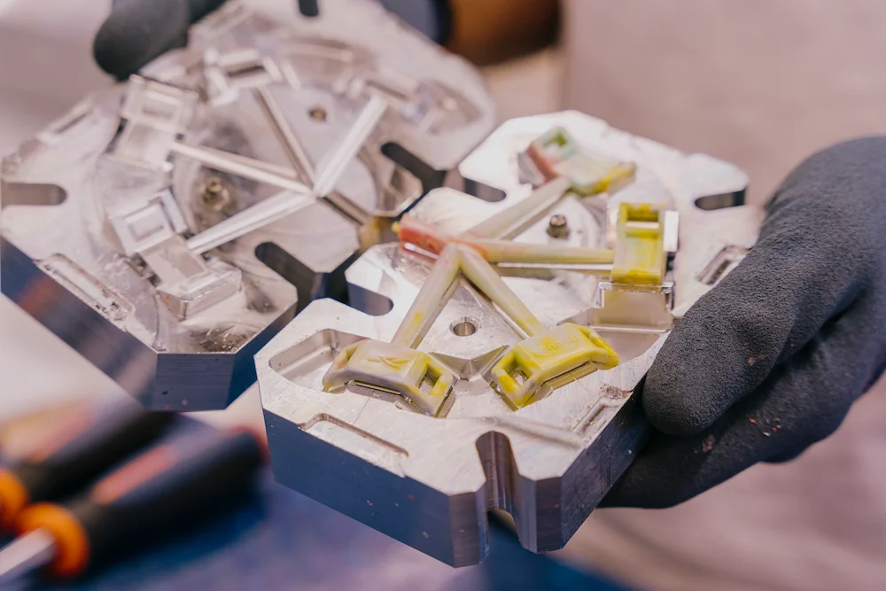 Moule d’injection plastique pour création de pièces personnalisées – atelier Reebok et SAMJI.
