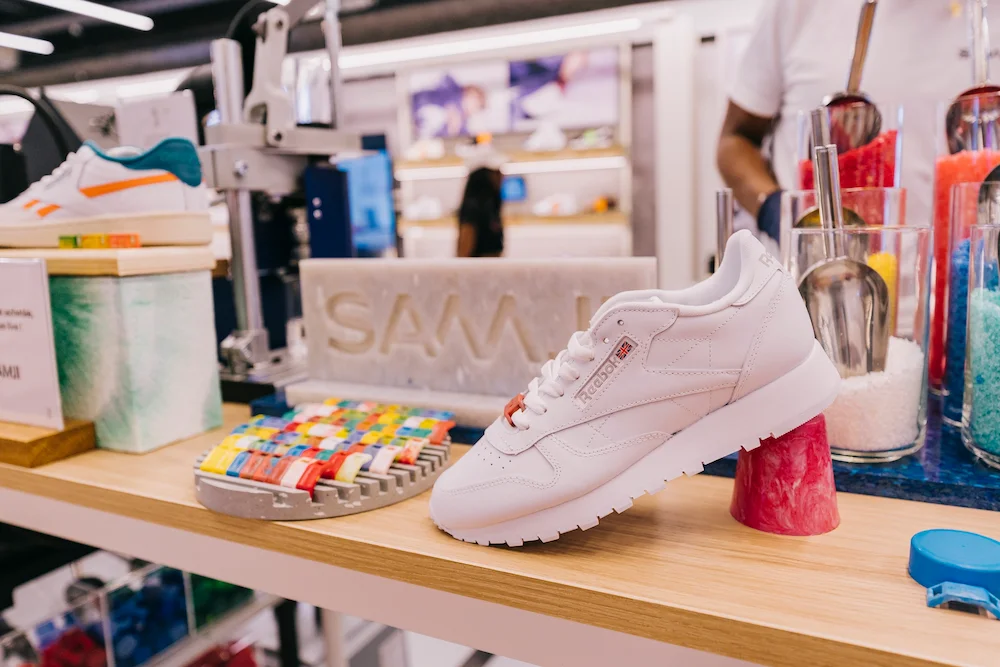 Sneakers Reebok personnalisée avec accessoires en plastique recyclé – atelier SAMJI.