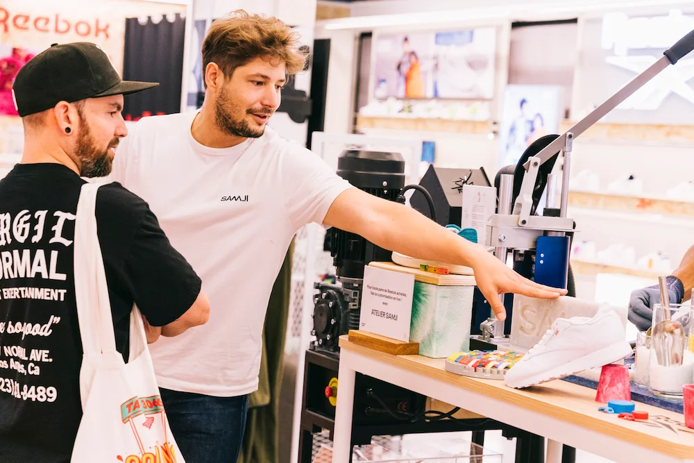 Atelier Reebok de personnalisation de sneakers avec pièces en plastique recyclé animé par SAMJI.
