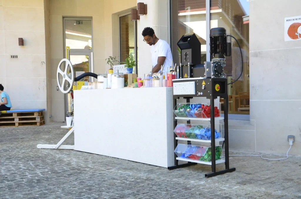 Atelier de recyclage plastique – set up SAMJI avec presse à injection et matières recyclées