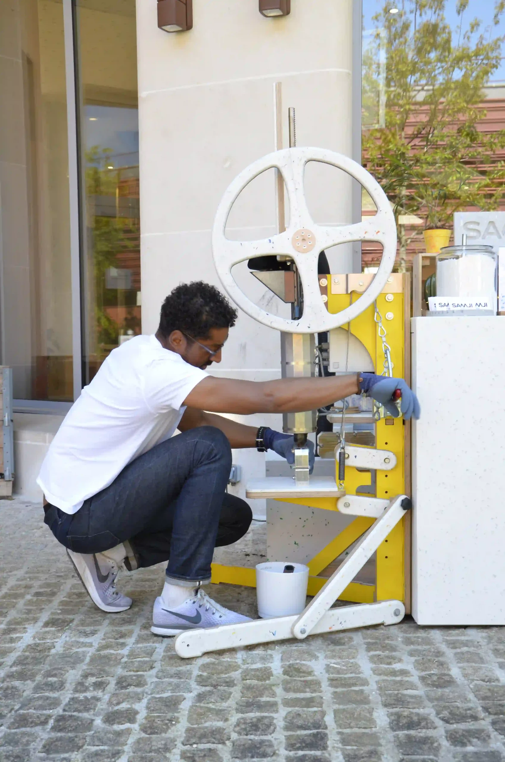 Atelier SAMJI – démonstration de presse manuelle pour le recyclage plastique