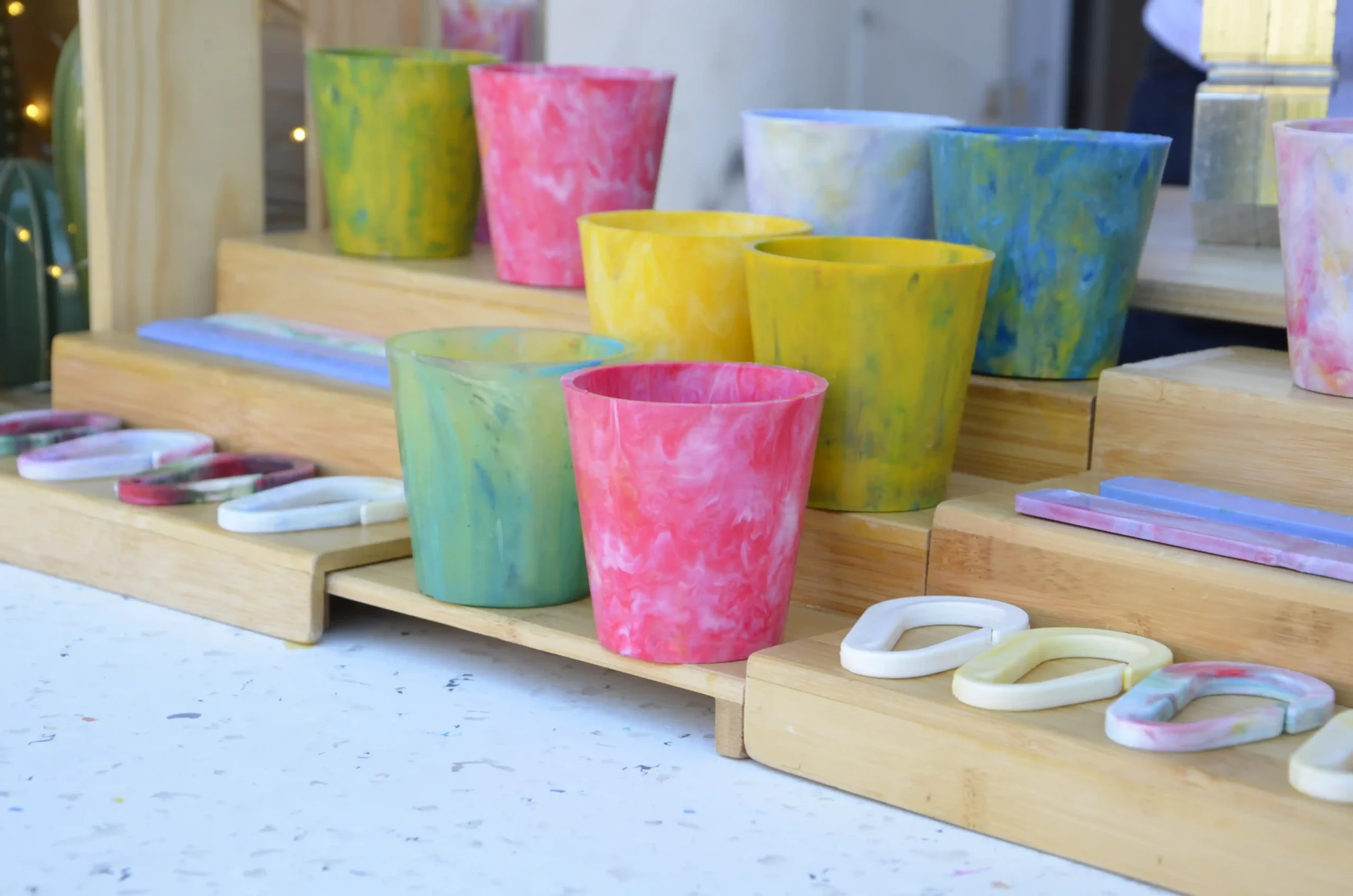 Objets recyclés – pots et accessoires en plastique recyclé fabriqués lors d’un atelier SAMJI