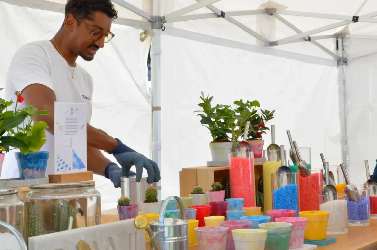 image-animateur-pots-plastique-recycle-granules-couleur-stand
