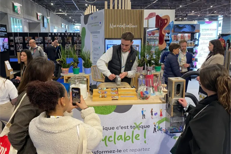 image-stand-recyclage-plastique-animateur-montre-produits-salon